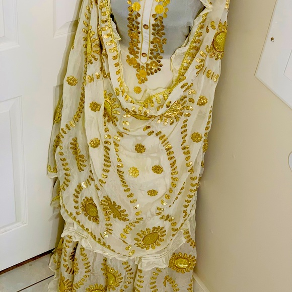 Embroidered shirt ,dupatta and lehanga - Picture 1 of 7